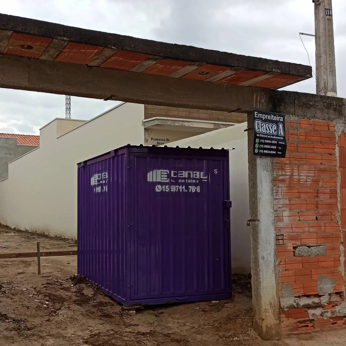 Obra com container